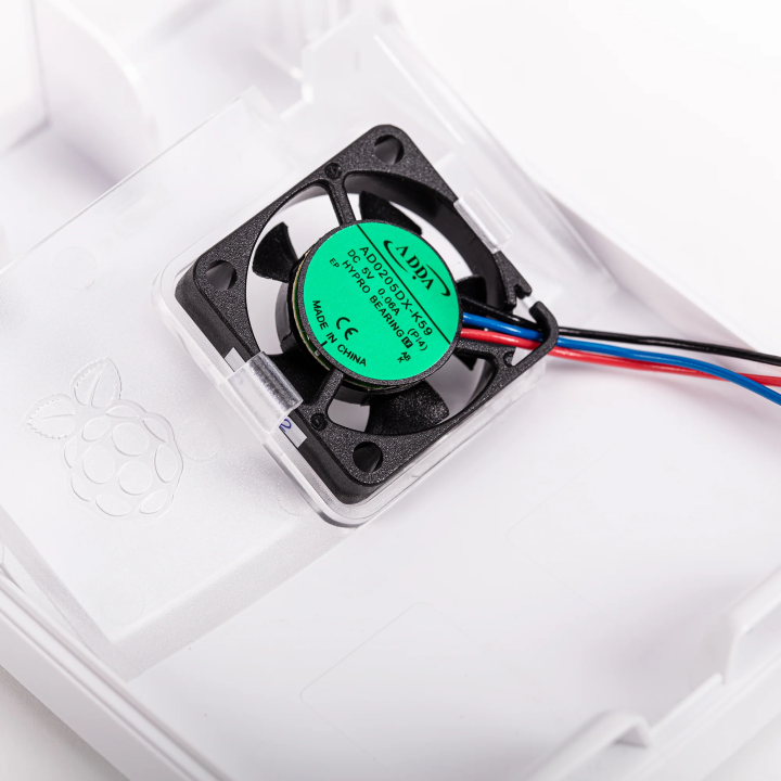 Raspberry Pi 4 Case Fan - встановлений вентилятор крупним планом