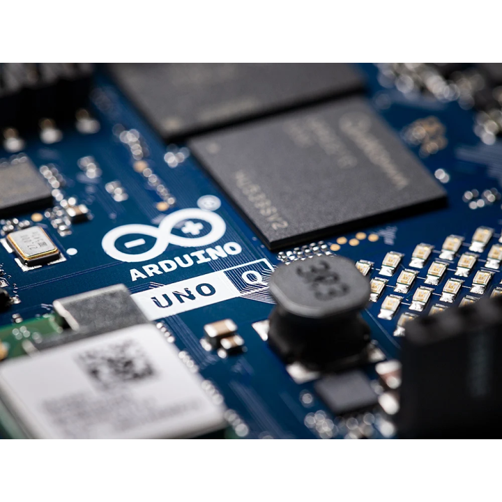 Компоненти Arduino UNO Q крупним планом