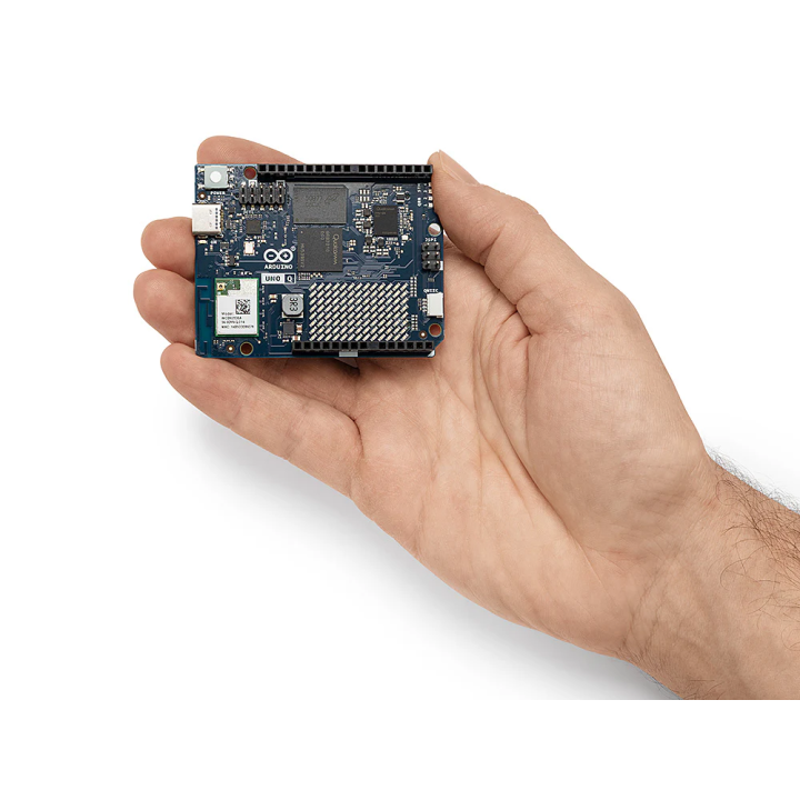 Arduino UNO Q у руці