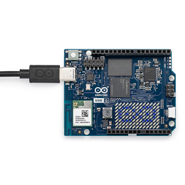 Arduino UNO Q з підключеним USB-C кабелем