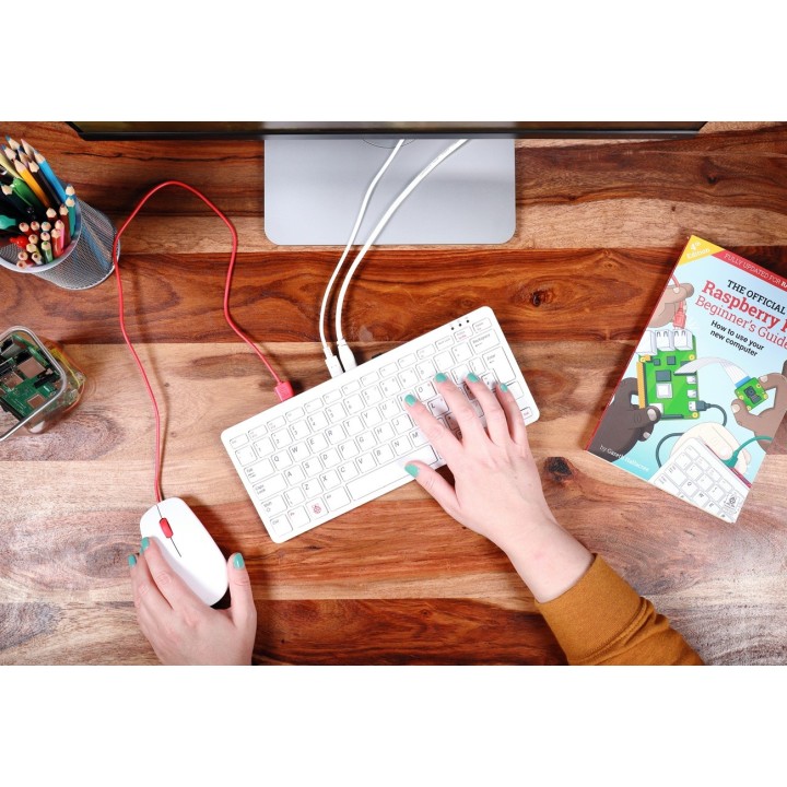 Робота за Raspberry Pi 400 з підключеними монітором і мишею
