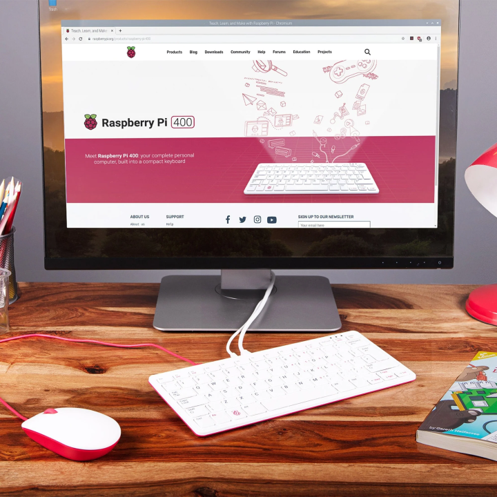 Робоче місце з Raspberry Pi 400, монітором і офіційною мишею