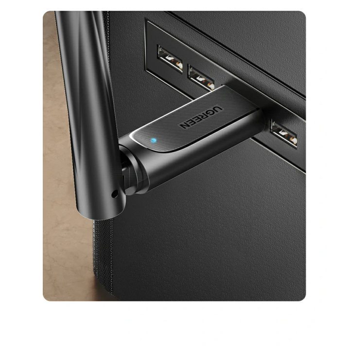 Підключення UGREEN CM496 до USB-порту комп'ютера, вигляд збоку