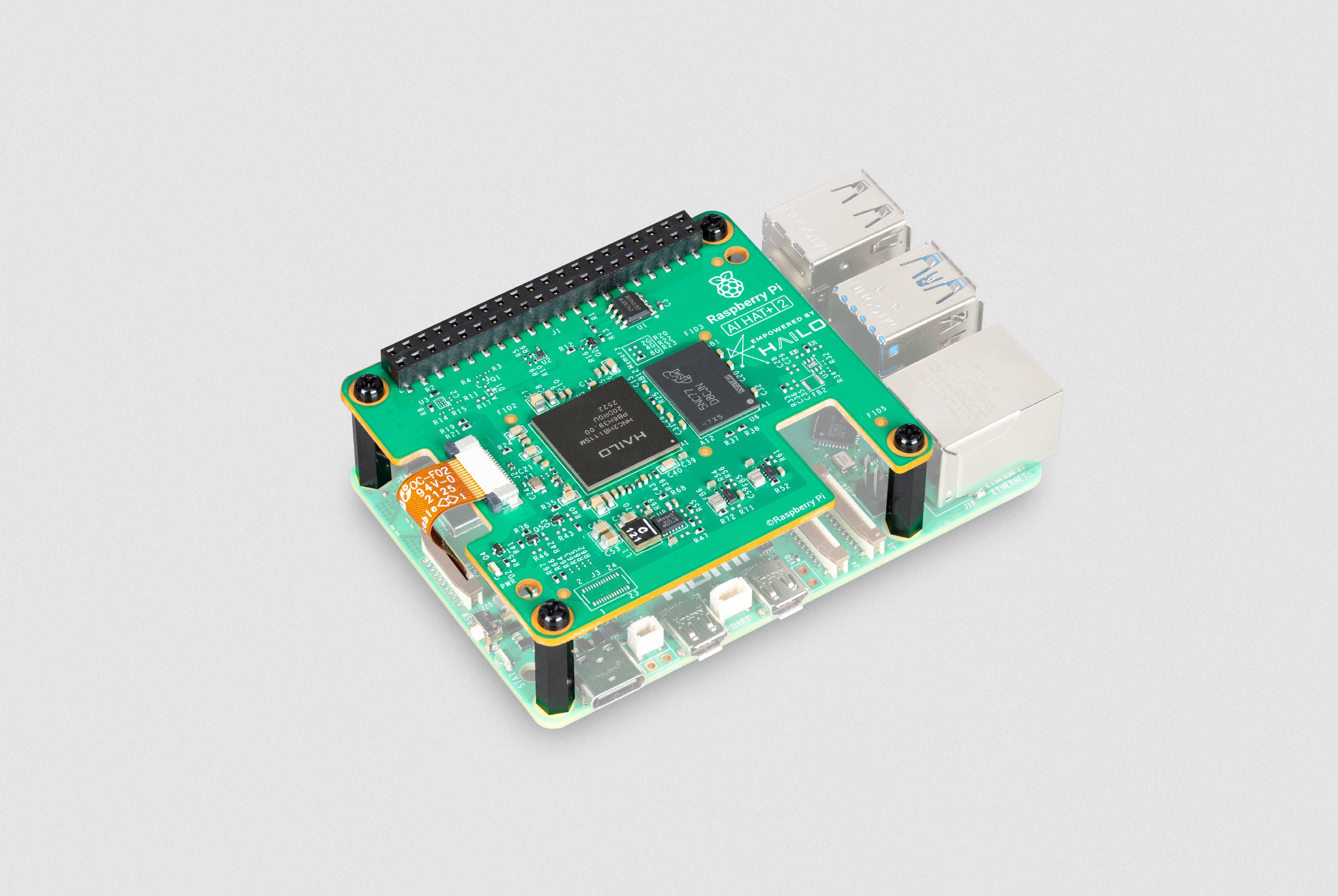 Raspberry Pi AI HAT+ 2, встановлений на Raspberry Pi 5